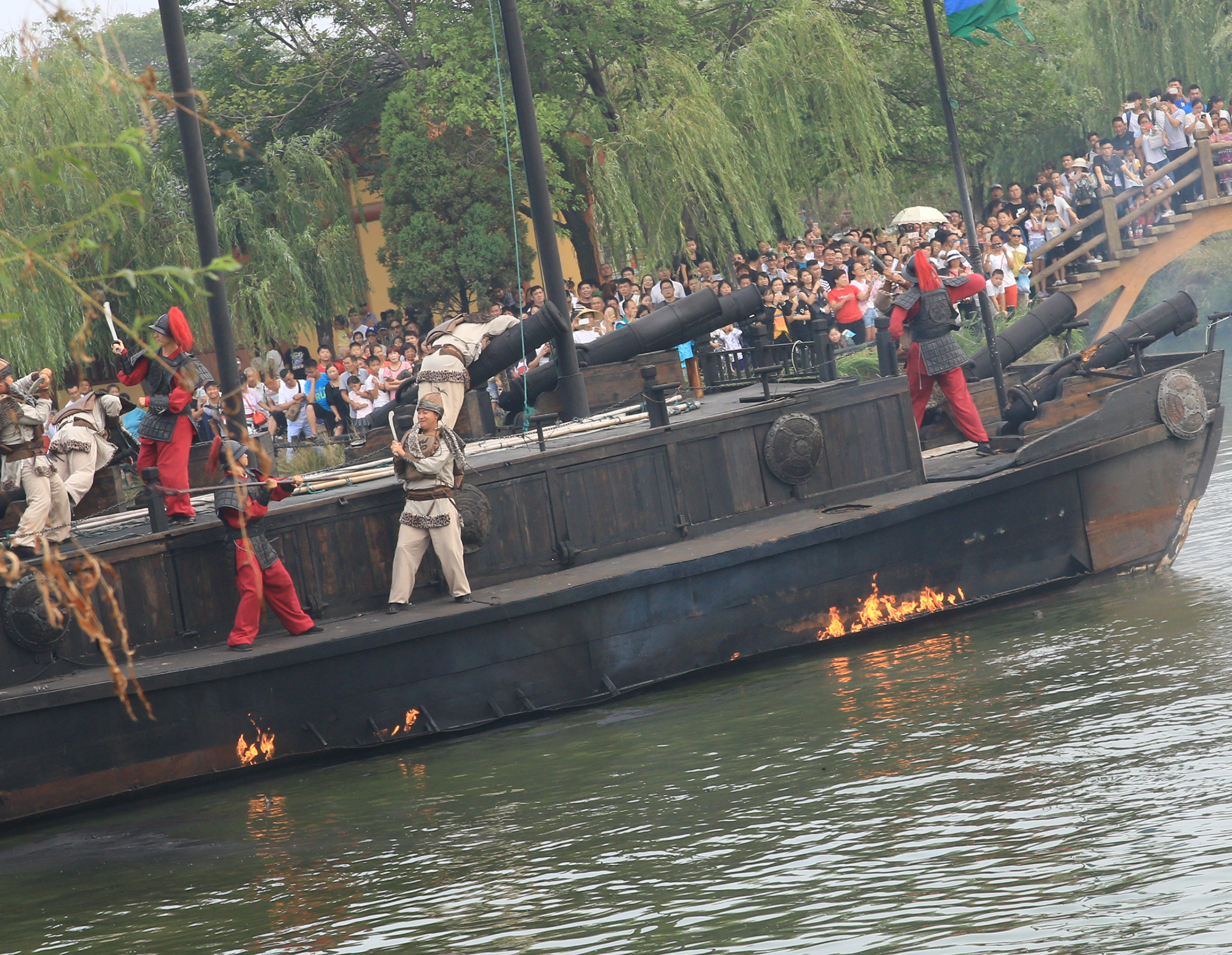 不同主题乐园的水战表演风格有何区别？